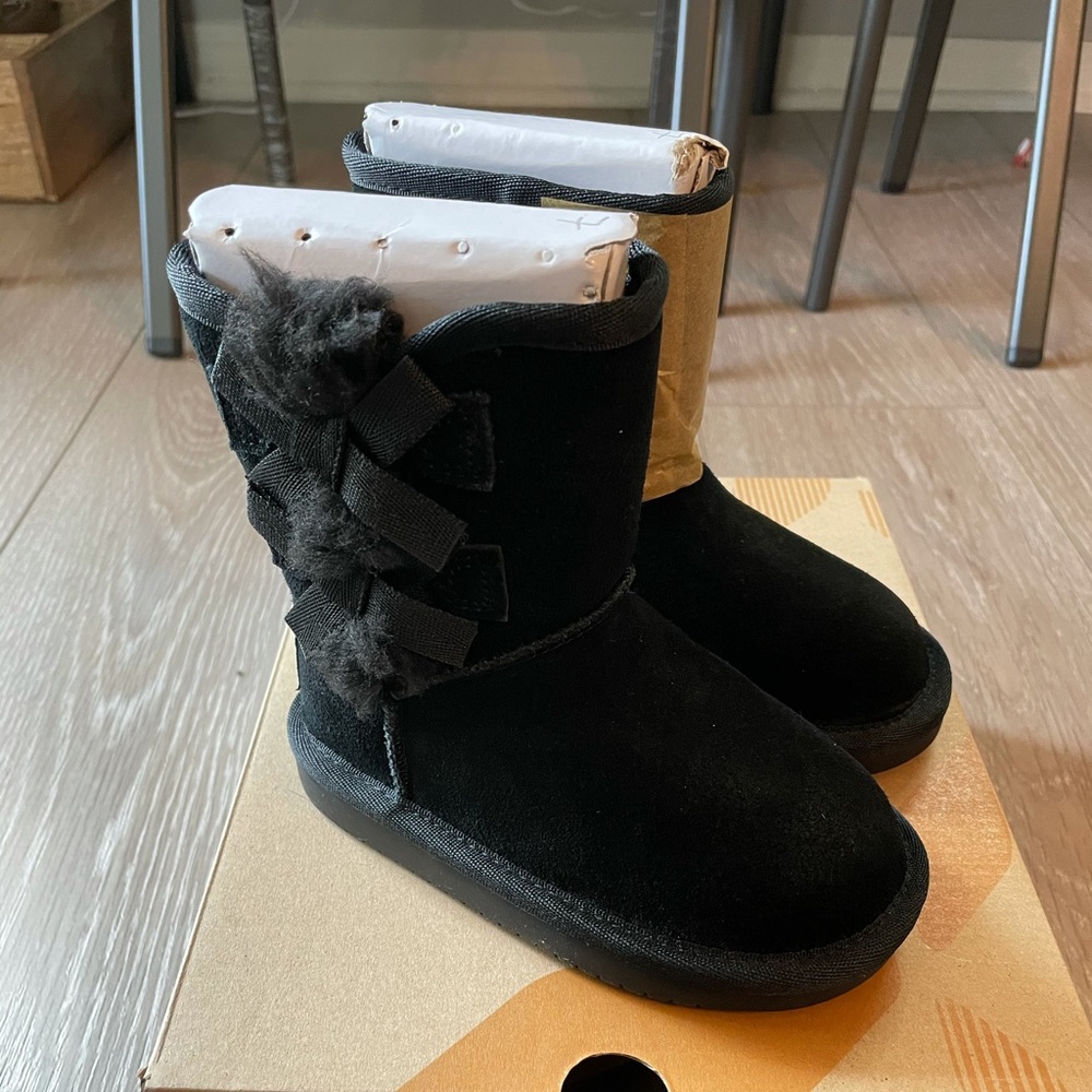 Koolaburra by Ugg Victoria black short boot. Toddler size 7. New in box.